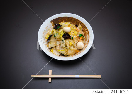 パリパリの食感がおいしい固焼きめんに、炒めた野菜を餡かけにして完成したあんかけ焼きそば パリパリの食感がおいしい固焼きめんに、炒めた野菜を餡かけにして完成したあんかけ焼きそば 124136764