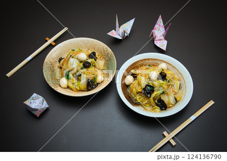 パリパリの食感がおいしい固焼きめんに、炒めた野菜を餡かけにして完成したあんかけ焼きそば パリパリの食感がおいしい固焼きめんに、炒めた野菜を餡かけにして完成したあんかけ焼きそば 124136790