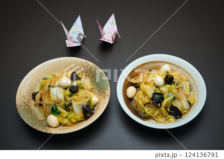 パリパリの食感がおいしい固焼きめんに、炒めた野菜を餡かけにして完成したあんかけ焼きそば 124136791