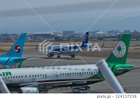 夢を掻き立てる展望デッキ、小松空港 124137238