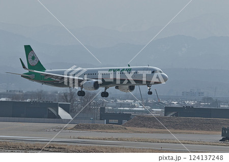 夢を掻き立てる展望デッキ、小松空港 124137248