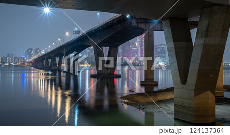 Panoramic night view of Han river Hangang and urban cityscape of Seoul, capital of South Korea 124137364