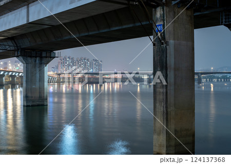 Panoramic night view of Han river Hangang and urban cityscape of Seoul, capital of South Korea 124137368