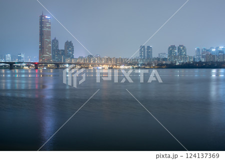 Panoramic night view of Han river Hangang and urban cityscape of Seoul, capital of South Korea 124137369