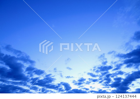 日の出前の空 124137444