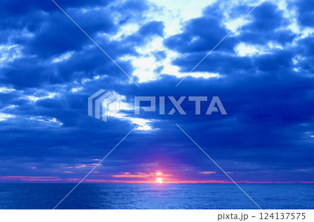 3月　雲が多い日の朝日 124137575