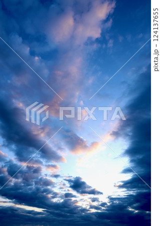 朝日にに染まる雲 124137655