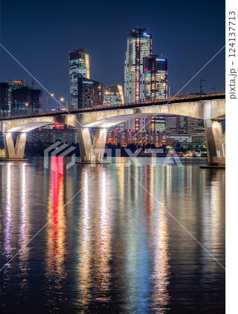 Night view of Han river Hangang and urban cityscape of Seoul, capital of South Korea 124137713