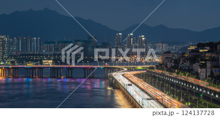 Night view of Han river Hangang and urban cityscape of Seoul, capital of South Korea 124137728