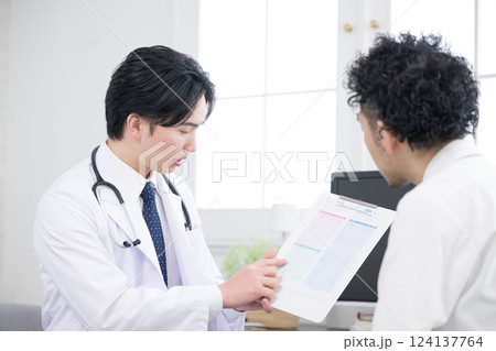 健康診断のカウンセリングや検査結果を患者に説明する医師 健康診断のカウンセリングや検査結果を患者に説明する医師 124137764