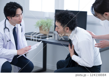 病気などで具合が悪いサラリーマンを問診するドクターのイメージ　過労などで胸が痛い、吐きそうなポーズ 124138084