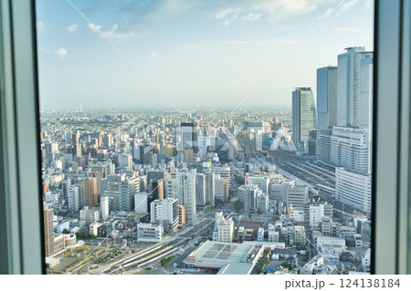 高層ビル群と広がる街並み① 124138184