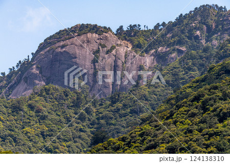 新緑若葉 急峻な山 世界自然遺産屋久島(春 新緑若葉 急峻な山 世界自然遺産屋久島(春 124138310