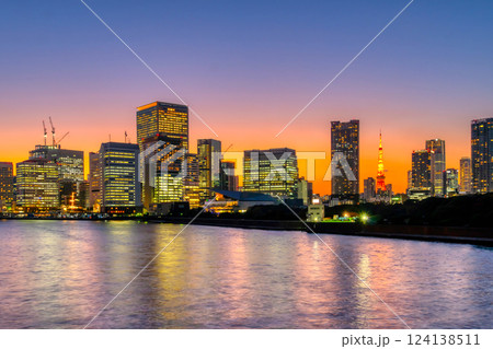 東京トワイライトと夜景・東京タワーと高層ビル群 東京トワイライトと夜景・東京タワーと高層ビル群 124138511