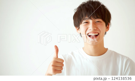 グッドサインを出す少年 124138536