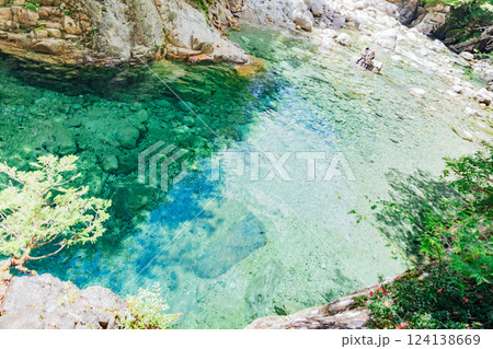 <長野>阿寺渓谷の美しい風景を満喫する女性 -熊ヶ淵- <長野>阿寺渓谷の美しい風景を満喫する女性 -熊ヶ淵- 124138669