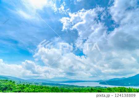 夏空と緑の山麓・山梨県 山中湖 夏空と緑の山麓・山梨県 山中湖 124138809