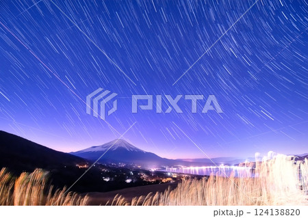 富士山と星の光跡 124138820