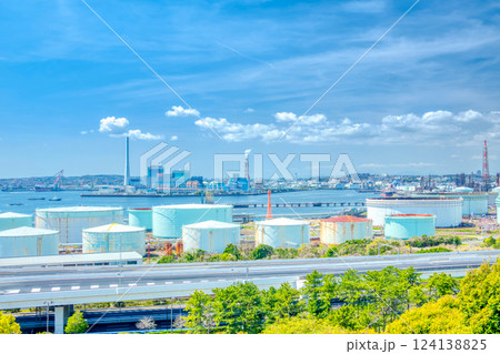 京浜工業地帯・横浜　磯子　LNG基地と火力発電所 124138825