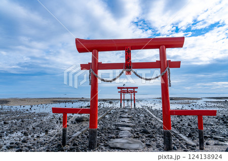 佐賀県太良町 干潮時の有明海の浅瀬に立つ秋の海中鳥居 佐賀県太良町 干潮時の有明海の浅瀬に立つ秋の海中鳥居 124138924