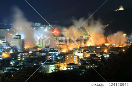 【大分県】湯けむりの鉄輪温泉夜景(別府温泉) 【大分県】湯けむりの鉄輪温泉夜景(別府温泉) 124138942