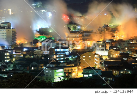 【大分県】湯けむりの鉄輪温泉夜景（別府温泉） 124138944