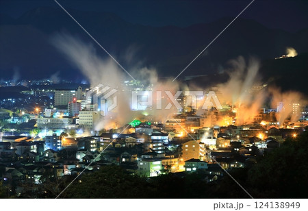 【大分県】湯けむりの鉄輪温泉夜景（別府温泉） 124138949