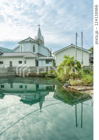 熊本県天草市 世界文化遺産に登録された天草の崎津カトリック教会の朝の海からの眺め 熊本県天草市 世界文化遺産に登録された天草の崎津カトリック教会の朝の海からの眺め 124138966