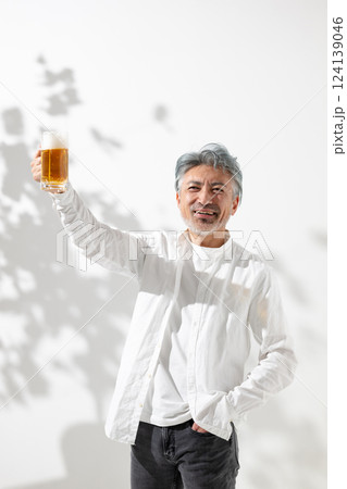 笑顔でビールジョッキを持つ男性 124139046
