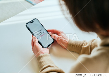 スマホを操作するシニア女性　つみたてNISA 124139190