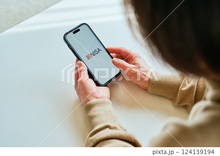 スマホを操作するシニア女性 新NISA スマホを操作するシニア女性 新NISA 124139194