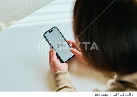 スマホを操作するシニア女性 iDeCo スマホを操作するシニア女性 iDeCo 124139198