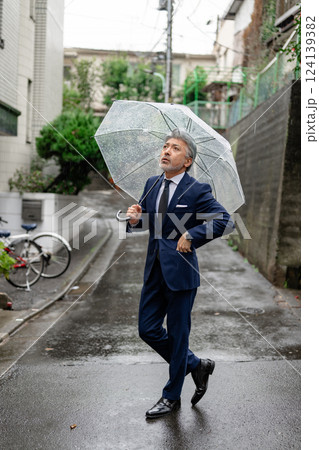 雨の日に傘をさす男性 雨の日に傘をさす男性 124139382