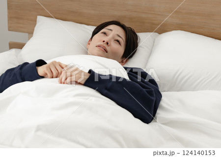 ベッドで寝つけない女性 ベッドで寝つけない女性 124140153