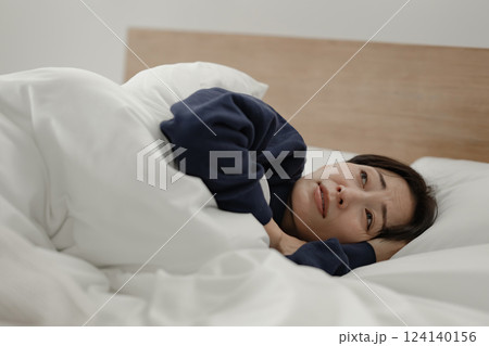 ベッドで寝つけない女性 ベッドで寝つけない女性 124140156