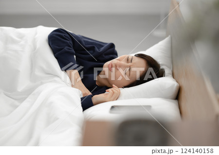 ベッドで寝つけない女性 124140158