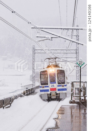 【ほくほく線】真冬の駅へ到着する列車 【ほくほく線】真冬の駅へ到着する列車 124140166