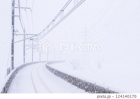 【ほくほく線】真冬の雪を浴びる線路 124140170