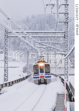【ほくほく線】真冬の駅へ到着する列車 【ほくほく線】真冬の駅へ到着する列車 124140171