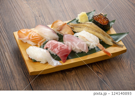 皿に盛られた美味しそうな寿司 皿に盛られた美味しそうな寿司 124140893