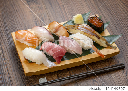 皿に盛られた美味しそうな寿司 皿に盛られた美味しそうな寿司 124140897