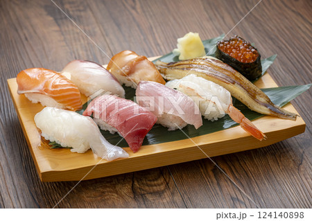 皿に盛られた美味しそうな寿司 124140898