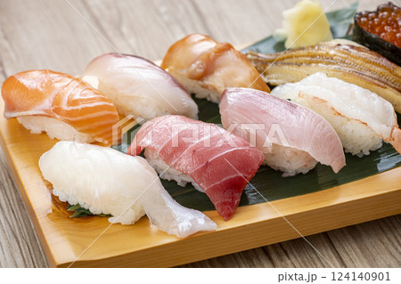 皿に盛られた美味しそうな寿司 124140901