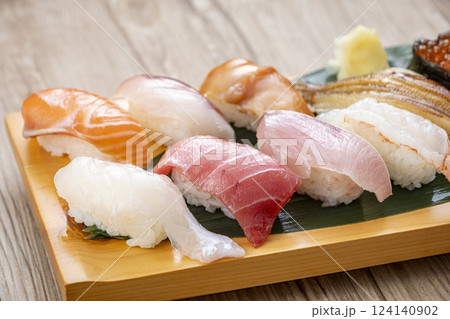 皿に盛られた美味しそうな寿司 124140902