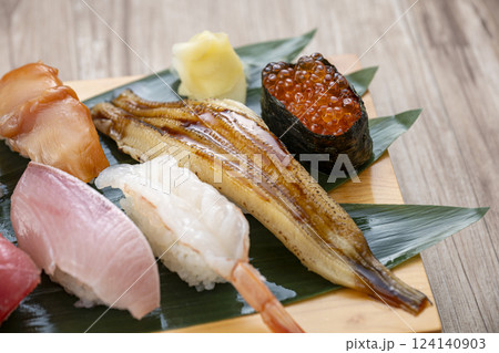 皿に盛られた美味しそうな寿司 124140903