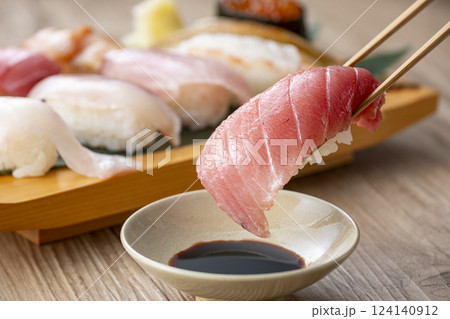 皿に盛られた美味しそうな寿司 124140912