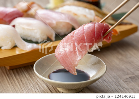 皿に盛られた美味しそうな寿司 皿に盛られた美味しそうな寿司 124140913