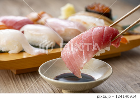 皿に盛られた美味しそうな寿司 皿に盛られた美味しそうな寿司 124140914