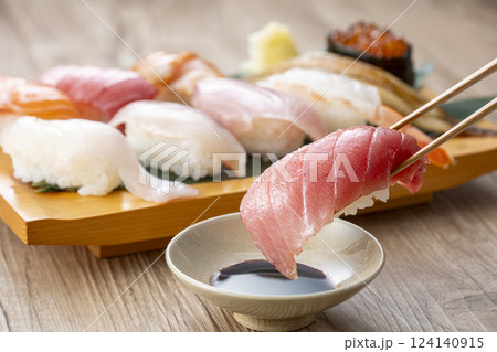 皿に盛られた美味しそうな寿司 124140915