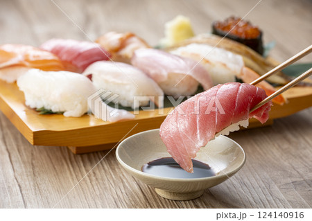 皿に盛られた美味しそうな寿司 124140916